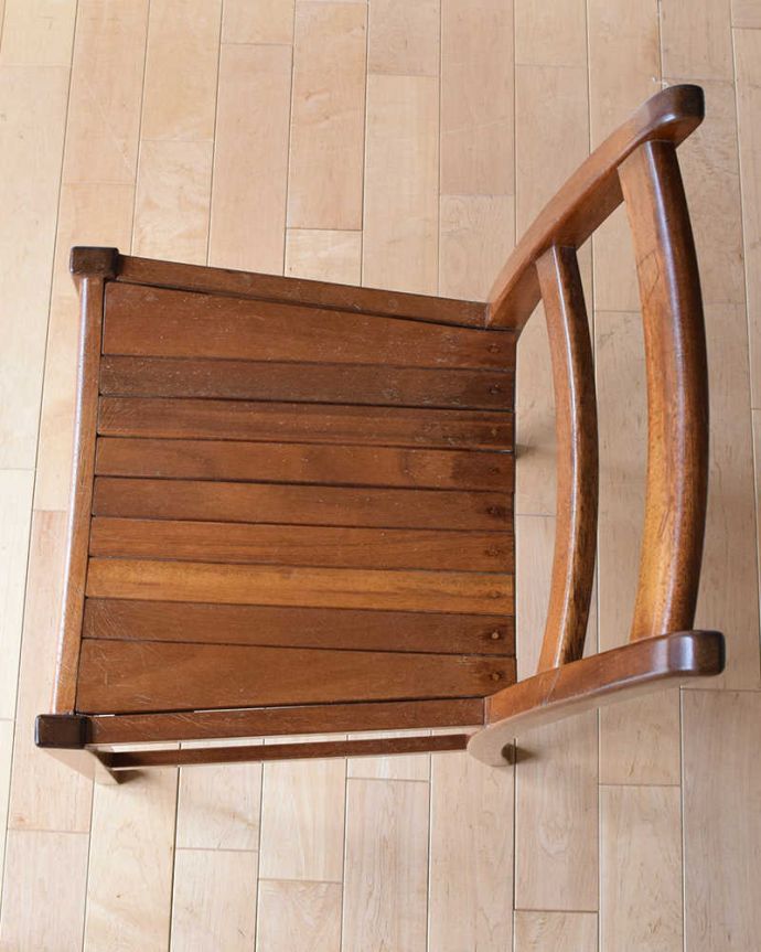 キッチンチェア　アンティーク チェア　懐かしくて可愛いイギリスで見つけた木製のアンティークスクールチェア。座面に隠されたヒミツ座面はカーブしていて座りやすいような工夫がされています。(k-1418-c)