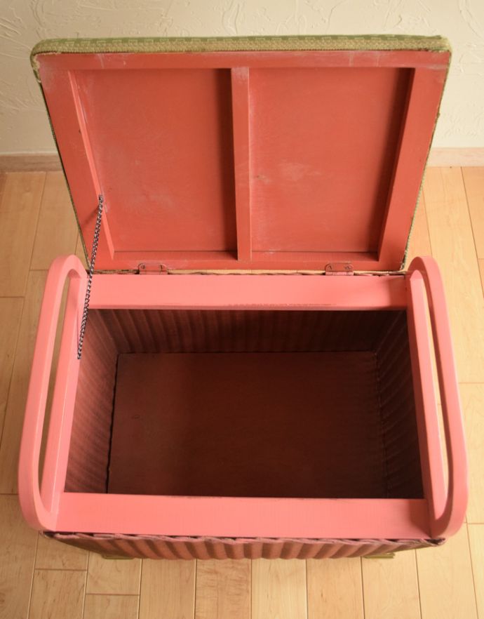 ロイドルーム　アンティーク チェア　アンティークのロイドルームボックスチェア、ピンクの持ち手が可愛い収納付スツール。フタを開くと･･･中はとってもキレイに仕上げたので、リビングで散らかっている本やクッションブランケットはもちろん、ゴミ箱としても使えます。(k-1420-f)