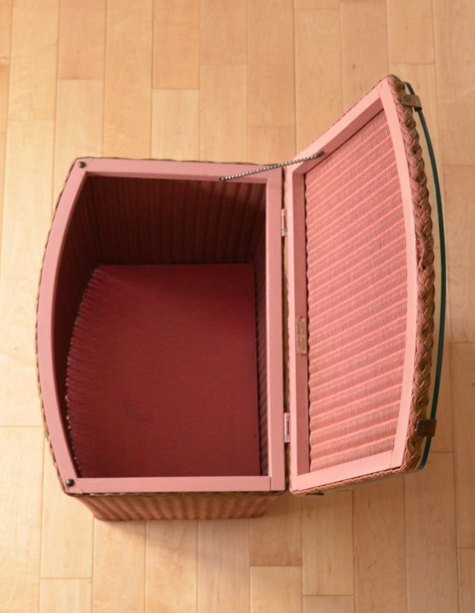 ロイドルーム　アンティーク家具　かわいいアンティークのロイドルーム家具、ピンク色のランドリーボックス。中も修復してあるので、実用的になんでも入れて頂けます。(k-1422-f)