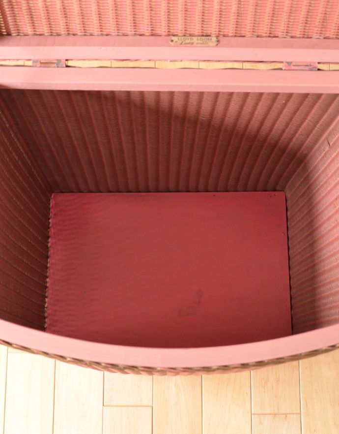 ロイドルーム　アンティーク家具　かわいいアンティークのロイドルーム家具、ピンク色のランドリーボックス。アンティークは新品ではないので、経年変化によるキズはありますが、専門の職人によって目立たないようにキレイにお直しをしています。(k-1422-f)