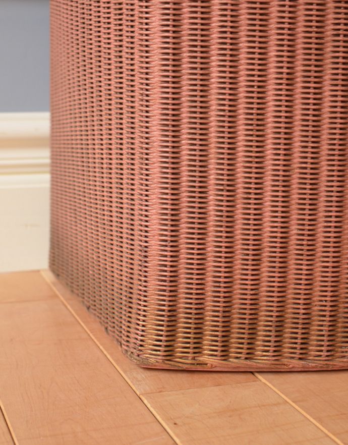 ロイドルーム　アンティーク家具　かわいいアンティークのロイドルーム家具、ピンク色のランドリーボックス。底もしっかりとした安定感があります。(k-1422-f)