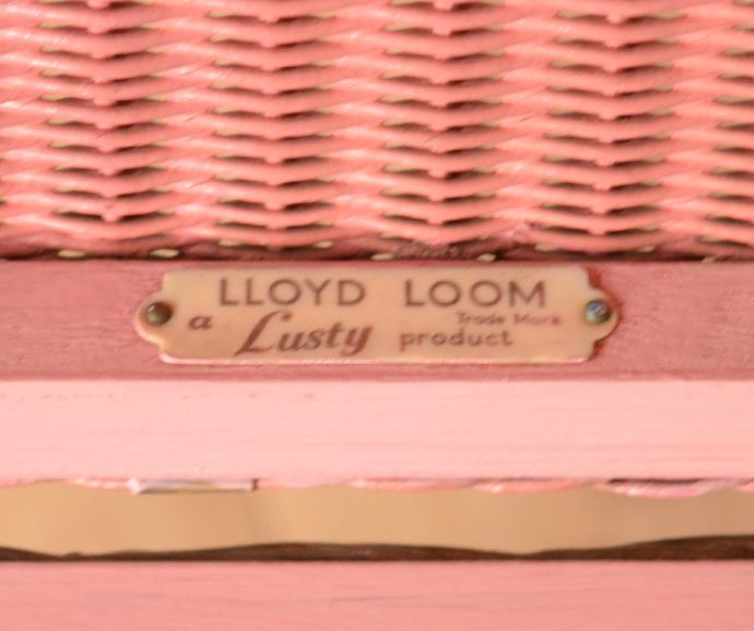 ロイドルーム　アンティーク家具　かわいいアンティークのロイドルーム家具、ピンク色のランドリーボックス。ロイドルームのタグが残っています。(k-1422-f)