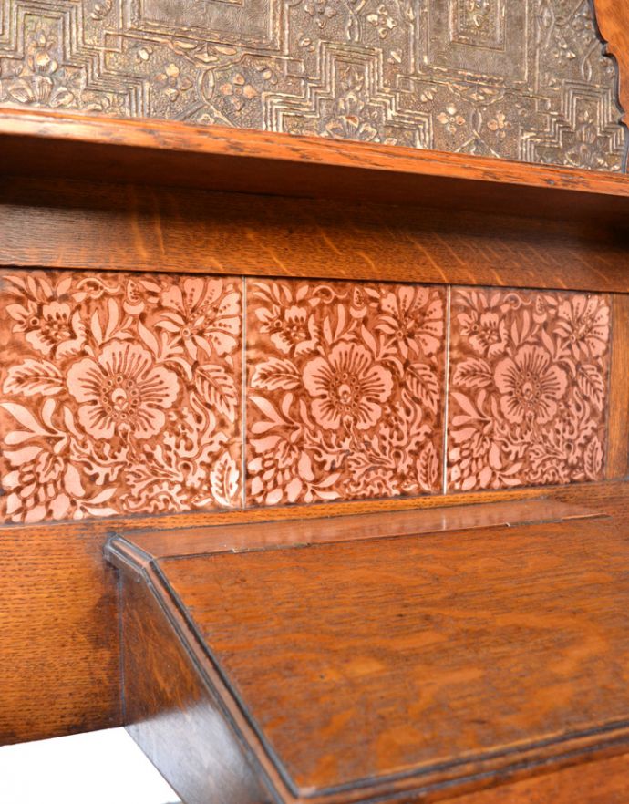 アンティークの玄関収納　アンティーク家具　贅沢な装飾が美しいお花のタイルが付いたホールスタンド、イギリスのアンティーク家具 。下にはお花の赤いタイルが入っています。(k-1425-f)