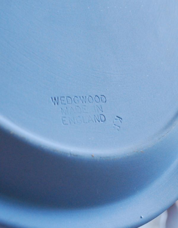 ジャスパーウェア　アンティーク雑貨　美しいレリーフに魅了されるアンティークのジャスパーウェア、ウェッジウッドプレート（Wedgwood）。裏にメーカーの刻印があります。(k-1426-z)