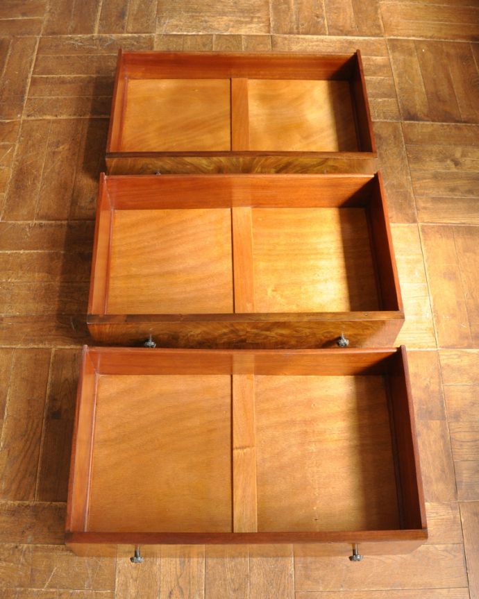 アンティークのチェスト　アンティーク家具　表情豊かなウォルナット材の木目がとっても美しい、アンティークのカップボードチェスト（食器棚）。引き出しは全部で３杯。(k-1427-f)