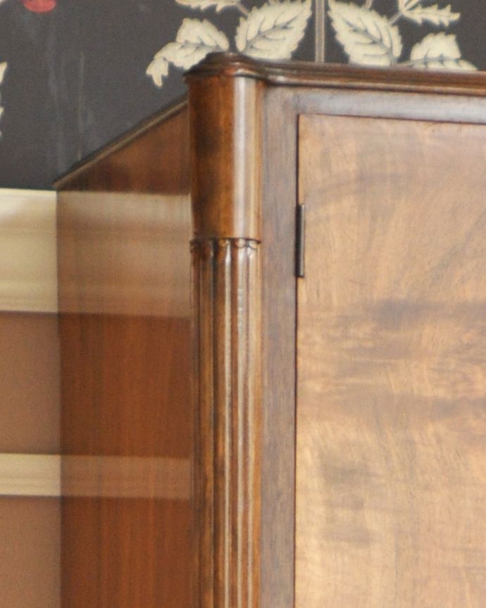 アンティークのチェスト　アンティーク家具　表情豊かなウォルナット材の木目がとっても美しい、アンティークのカップボードチェスト（食器棚）。さり気なく装飾が入っています。(k-1427-f)