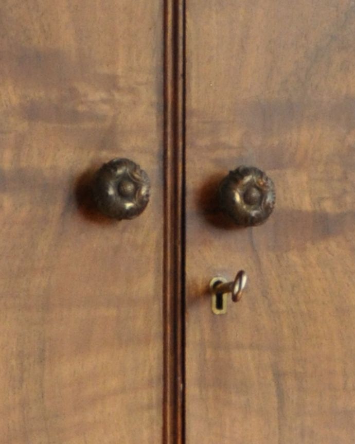 アンティークのチェスト　アンティーク家具　表情豊かなウォルナット材の木目がとっても美しい、アンティークのカップボードチェスト（食器棚）。扉と引き出しの取っ手はお揃いのデザインです。(k-1427-f)