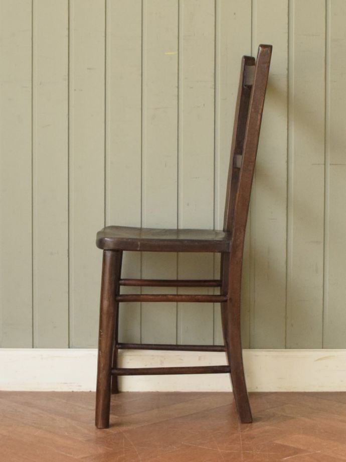 イギリスから届いたアンティークの椅子、素朴であたたかい雰囲気のスクールチェア