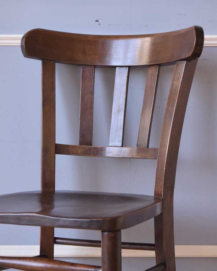 キッチンチェア　アンティーク チェア　イギリスから来たアンティークの椅子、落ち着いた色のスクールチェア。シンプルなラインの背もたれ学校用の椅子なので、余計な装飾が全くないシンプルさが一番のポイント。(k-1432-c)