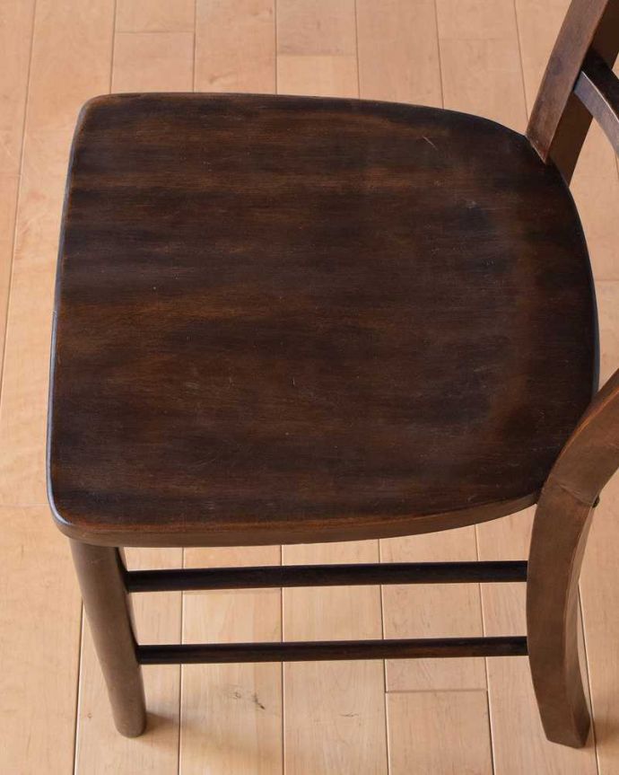 キッチンチェア　アンティーク チェア　イギリスから来たアンティークの椅子、落ち着いた色のスクールチェア。座面に隠されたヒミツ「座繰り」と言って、お尻と太もも部分に彫が入っているんです。(k-1432-c)