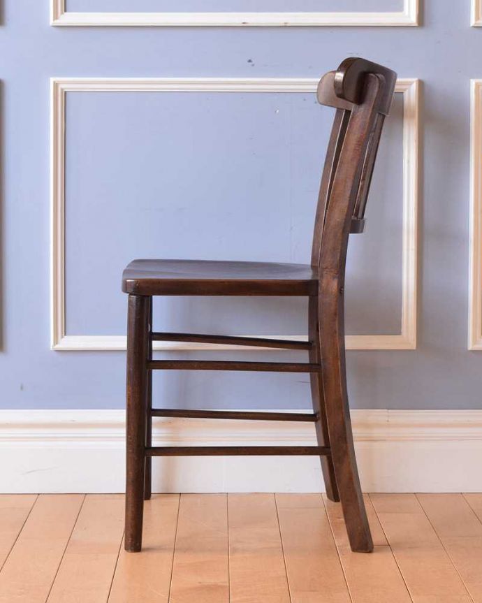 キッチンチェア　アンティーク チェア　イギリスから来たアンティークの椅子、落ち着いた色のスクールチェア。横顔もほっこりデザイン横から見ても、なんだかほっこりぬくもりあるデザインです。(k-1432-c)