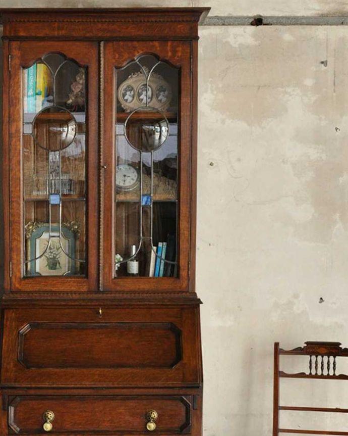ビューロー　アンティーク家具　イギリス輸入のアンティーク家具、ビューローブックケース（ステンドグラス付き）。英国アンティークらしいガラス扉の美しさデスクの上はガラス扉のキャビネット。(k-1433-f)