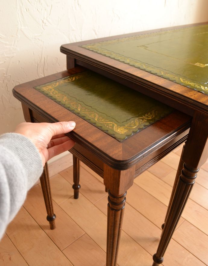 ロイドテーブル　アンティーク家具　リビングや寝室など幅広く使えるアンティークのネストテーブル（３台セット）。小さなテーブルはこんな風に収まります。(k-1435-f)