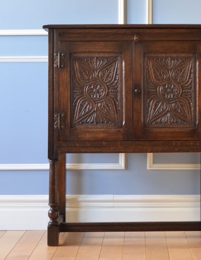 アンティークのキャビネット　アンティーク家具　英国スタイルのアンティーク家具、扉の彫りが美しい小さなカップボード（食器棚） 。大人っぽいカラーで落ち着きがあります。(k-1438-f)