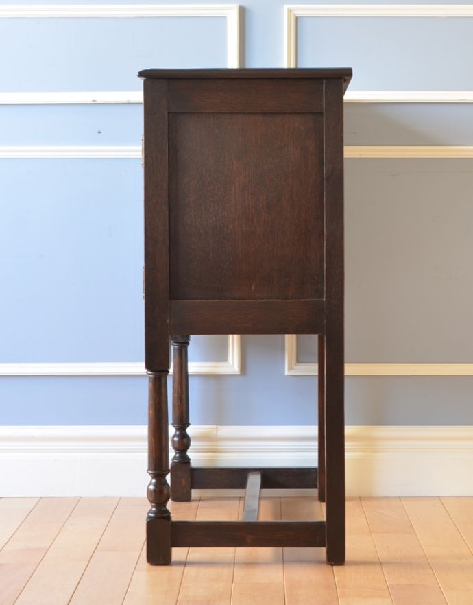 アンティークのキャビネット　アンティーク家具　英国スタイルのアンティーク家具、扉の彫りが美しい小さなカップボード（食器棚） 。サイドもスッキリ。(k-1438-f)