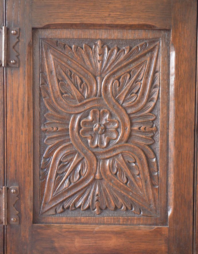 アンティークのキャビネット　アンティーク家具　英国スタイルのアンティーク家具、扉の彫りが美しい小さなカップボード（食器棚） 。風格と品があるので、リビングはもちろん、和室や書斎、客間にも最適。(k-1438-f)