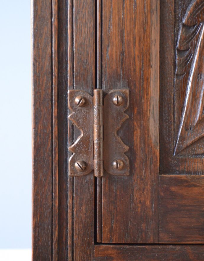 アンティークのキャビネット　アンティーク家具　英国スタイルのアンティーク家具、扉の彫りが美しい小さなカップボード（食器棚） 。当時の蝶番が使われています。(k-1438-f)