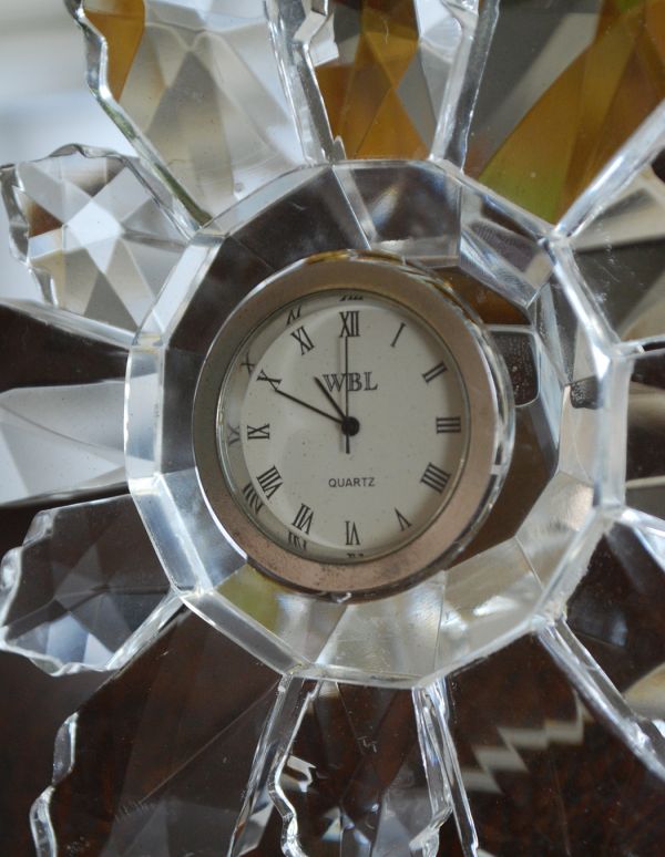 時計・スケール・カレンダー　アンティーク雑貨　イギリスで見つけたヴィンテージ置き時計（QUARTZ）。動作は確認済みです。(k-1439-z)