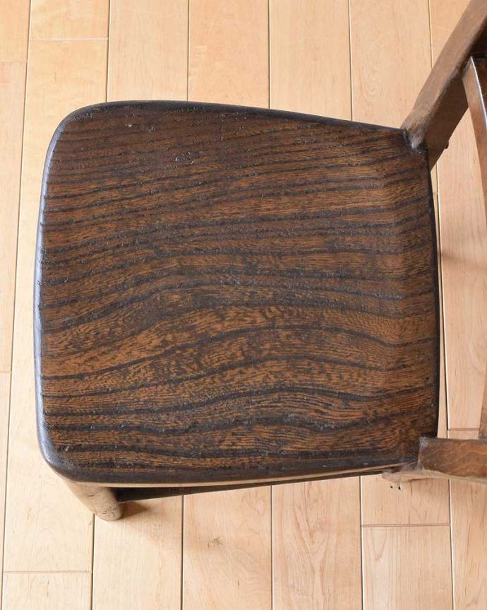 キッチンチェア　アンティーク チェア　アンティークの椅子、ほっこりしたデザインが可愛いチャイルドチェア。座面の彫りも一人前板座に施された座繰り。(k-1440-c)