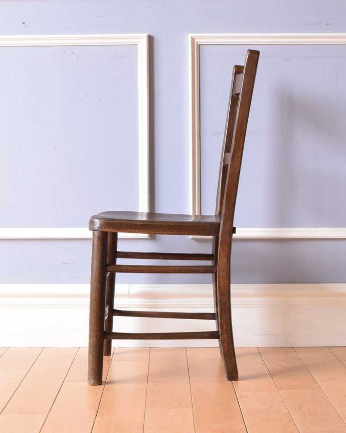 キッチンチェア　アンティーク チェア　アンティークの椅子、ほっこりしたデザインが可愛いチャイルドチェア。横から見ても可愛い もちろん、横顔だって可愛いんです。(k-1440-c)