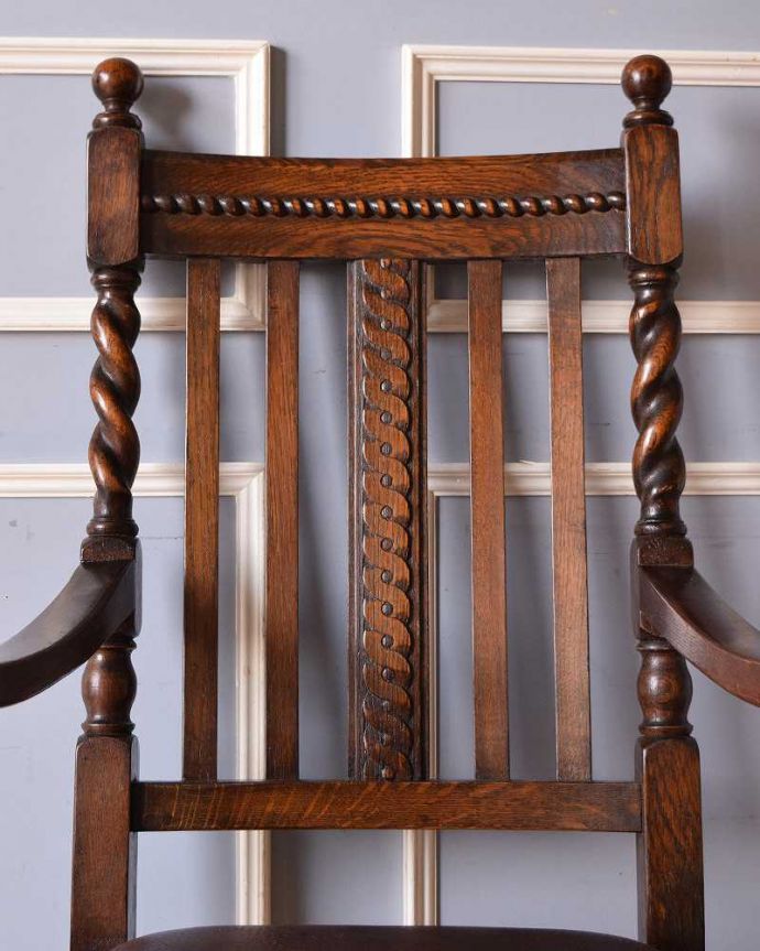 ダイニングチェア　アンティーク チェア　英国から届いた、高級感のあるツイストのアンティークアームチェア。まるで王様の椅子のようなデザイン堂々とした姿はまるで王様の風格を感じさせてくれるような雰囲気なんです。(k-1441-c)