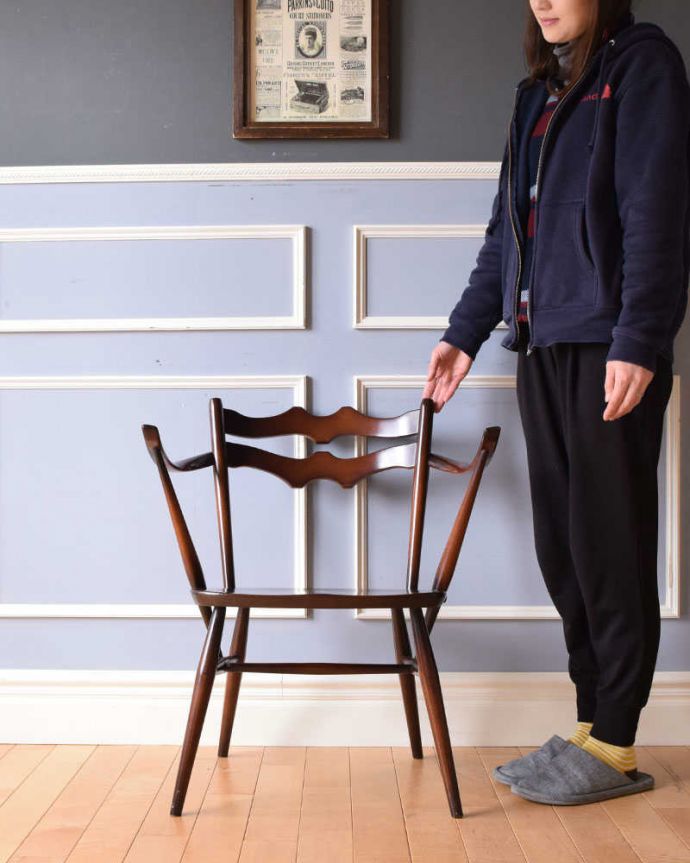 ダイニングチェア　アンティーク チェア　英国のアンティークダイニングチェア、北欧スタイルにも合うアームチェア。なんとも言えない「あたたかさ」が感じられる椅子家庭のキッチンで使われていた素朴なデザインの椅子は、なんだかほっこりあたたかい雰囲気なんです。(k-1442-c)