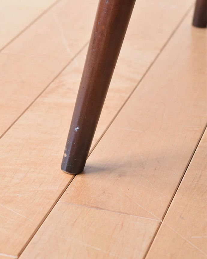ダイニングチェア　アンティーク チェア　英国のアンティークダイニングチェア、北欧スタイルにも合うアームチェア。床を滑らせて移動出来ますHandleではアンティークチェアの脚の裏にフェルトキーパーをお付けしています。(k-1442-c)