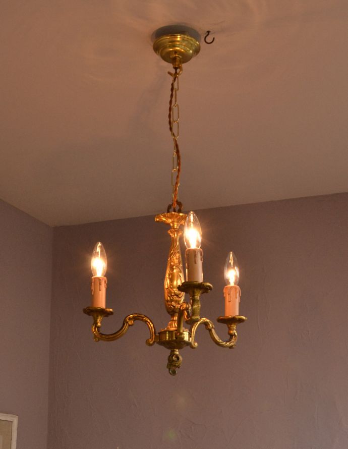 シャンデリア　照明・ライティング　フランスのアンティーク照明（3灯）、高級感溢れる真鍮製シャンデリア（Ｅ17シャンデリア球付）。エレガントで高級感溢れる雰囲気を演出してくれる真鍮のシャンデリアです。(k-1442-z)