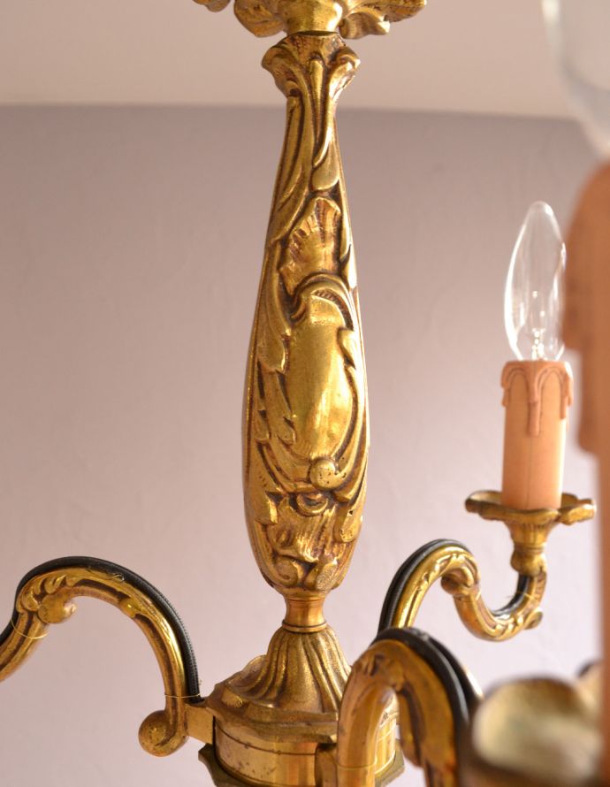 シャンデリア　照明・ライティング　フランスのアンティーク照明（3灯）、高級感溢れる真鍮製シャンデリア（Ｅ17シャンデリア球付）。隅々までこだわったデザインなのでどこから見ても楽しめます。(k-1442-z)