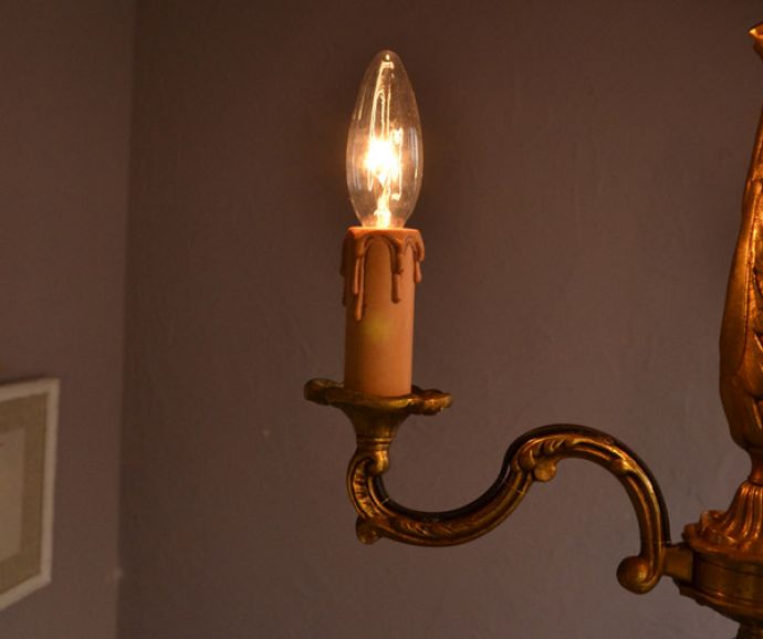 シャンデリア　照明・ライティング　フランスのアンティーク照明（3灯）、高級感溢れる真鍮製シャンデリア（Ｅ17シャンデリア球付）。本物のキャンドルにも見える装飾です。(k-1442-z)