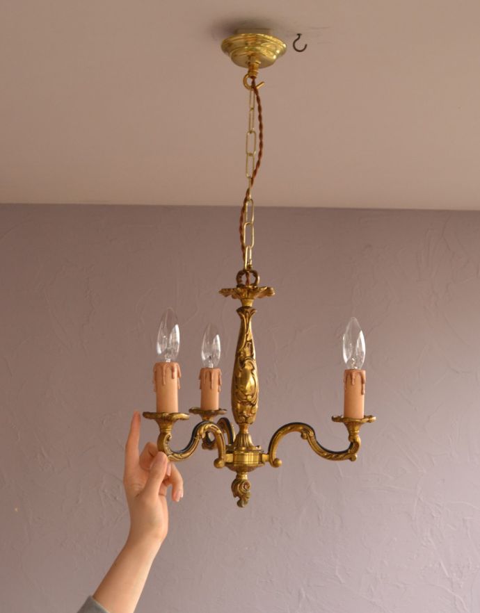 シャンデリア　照明・ライティング　フランスのアンティーク照明（3灯）、高級感溢れる真鍮製シャンデリア（Ｅ17シャンデリア球付）。取り付けやすい小ぶりなシャンデリアです。(k-1442-z)