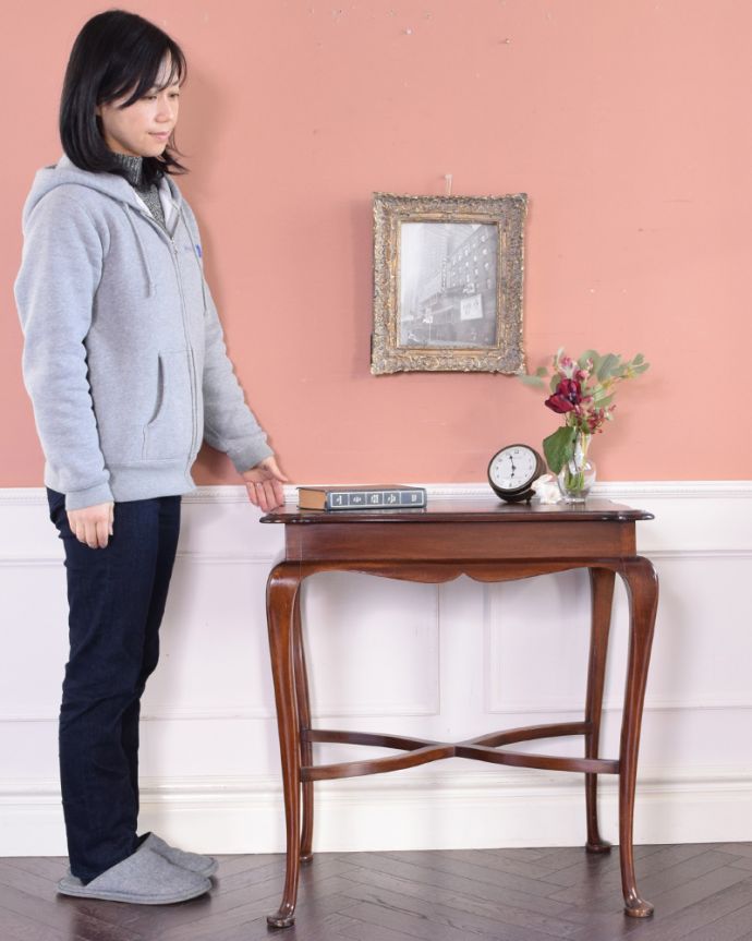 アンティークのテーブル　アンティーク家具　イギリスのアンティーク家具、マホガニー材のオケージョナルテーブル。どんな場所でも便利に使える小さなテーブルそもそも「オケージョナル」とは「便利に使える」と言う意味。(k-1447-f-1)