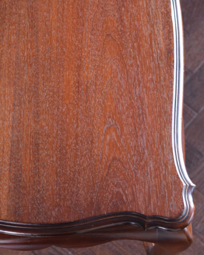 アンティークのテーブル　アンティーク家具　イギリスのアンティーク家具、マホガニー材のオケージョナルテーブル。天板を近づいてみると…アンティークだから手に入れることが出来る天板に使われている銘木の美しさにうっとりです。(k-1447-f-1)