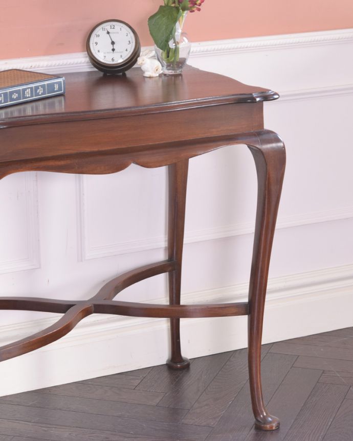 アンティークのテーブル　アンティーク家具　イギリスのアンティーク家具、マホガニー材のオケージョナルテーブル。上品で優雅なアンティーク凛とした雰囲気が漂うアンティークらしい立ち姿のテーブル。(k-1447-f-1)