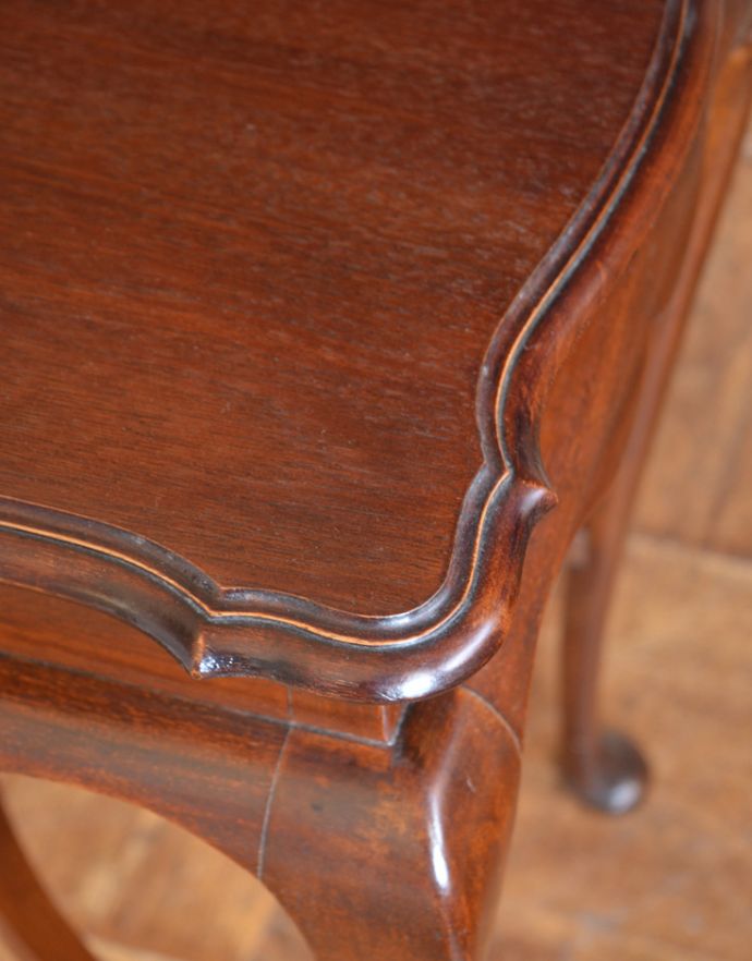 アンティークのテーブル　アンティーク家具　イギリスのアンティーク家具、マホガニー材のオケージョナルテーブル。落ち着きのある茶色なので上品です。(k-1447-f)