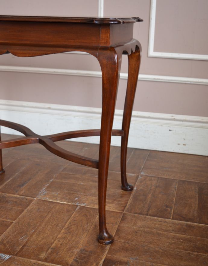 アンティークのテーブル　アンティーク家具　イギリスのアンティーク家具、マホガニー材のオケージョナルテーブル。丸い足先が可愛らしいです。(k-1447-f)