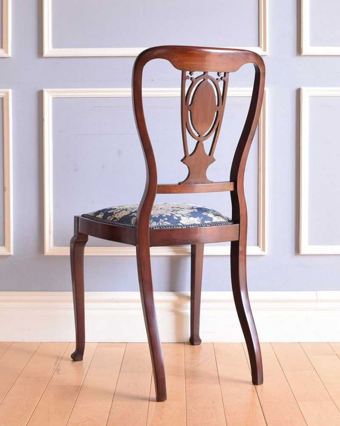 ダイニングチェア　アンティーク チェア　ローズウッド材の英国アンティークチェア、美しい背もたれのインレイドチェア 。後ろ姿も上品です並べた時に後ろから見ることも多い椅子。(k-1449-c)