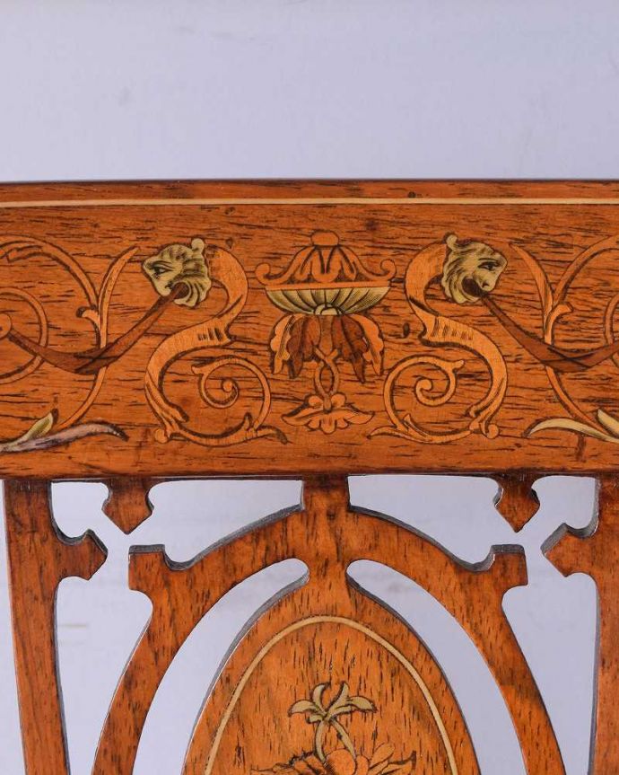 ダイニングチェア　アンティーク チェア　ローズウッド材の英国アンティークチェア、美しい背もたれのインレイドチェア 。華やかな象嵌の模様木を組み合わせることで作る象嵌で描かれた模様。(k-1449-c)