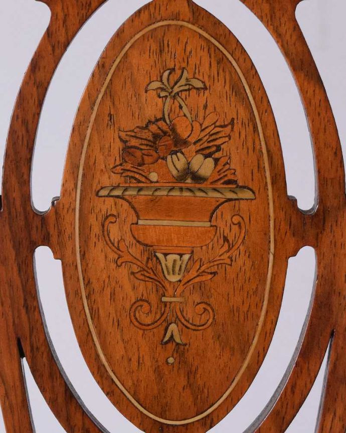 ダイニングチェア　アンティーク チェア　ローズウッド材の英国アンティークチェア、美しい背もたれのインレイドチェア 。華やかな象嵌の模様木を組み合わせることで作る象嵌で描かれた模様。(k-1449-c)