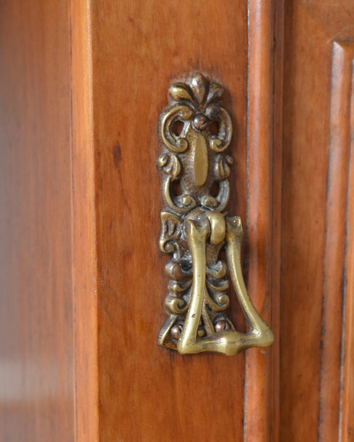 サイドボード　アンティーク家具　天然石とタイルを使ったウォッシュスタンド、サテンウッド材のアンティーク家具。扉の取っ手もステキアンティークらしい素敵なデザインが魅力。(k-1449-f)