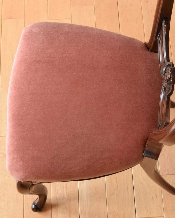 サロンチェア　アンティーク チェア　ウォルナット材を使った優雅な英国アンティークのバルーンバックチェア 。座面の形はこんな感じです座面は布貼りなので、長時間座っても疲れません。(k-1450-c)