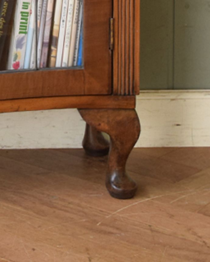 アンティークのキャビネット　アンティーク家具　ウォルナット材の英国家具、ステンドグラス入りアンティークガラスキャビネット（本棚）。美しい猫脚がしっかり支えてくれます。(k-1450-f)