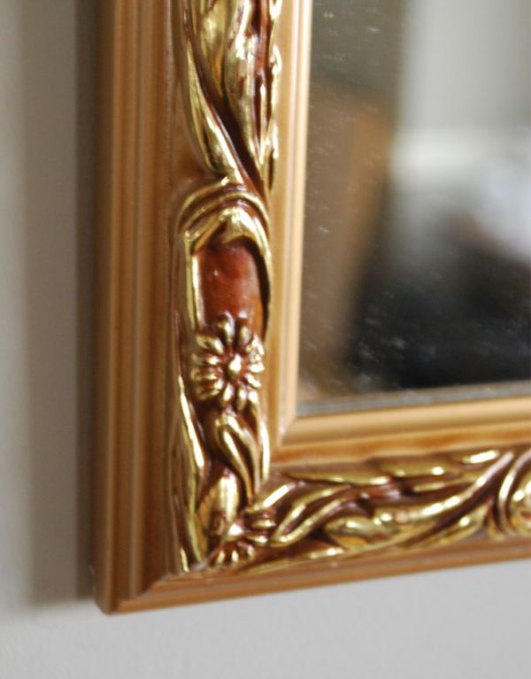 アンティーク フレーム付きミラー　アンティーク雑貨　豪華な装飾が施されたフレームミラー、アンティークの鏡。エレガントな装飾で縁取られた美しいミラー。(k-1451-z)