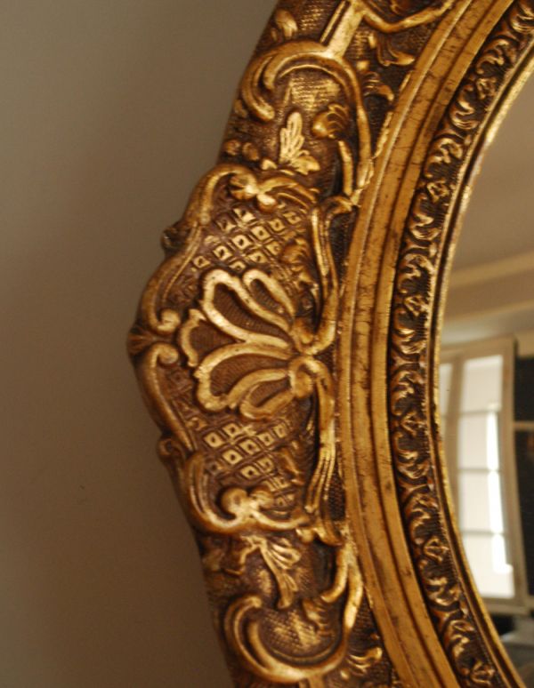 アンティーク フレーム付きミラー　アンティーク雑貨　豪華な装飾がたっぷりと施されたアンティークの英国ミラー（凸ガラス）。エレガントな装飾で縁取られた美しいミラー。(k-1453-z)