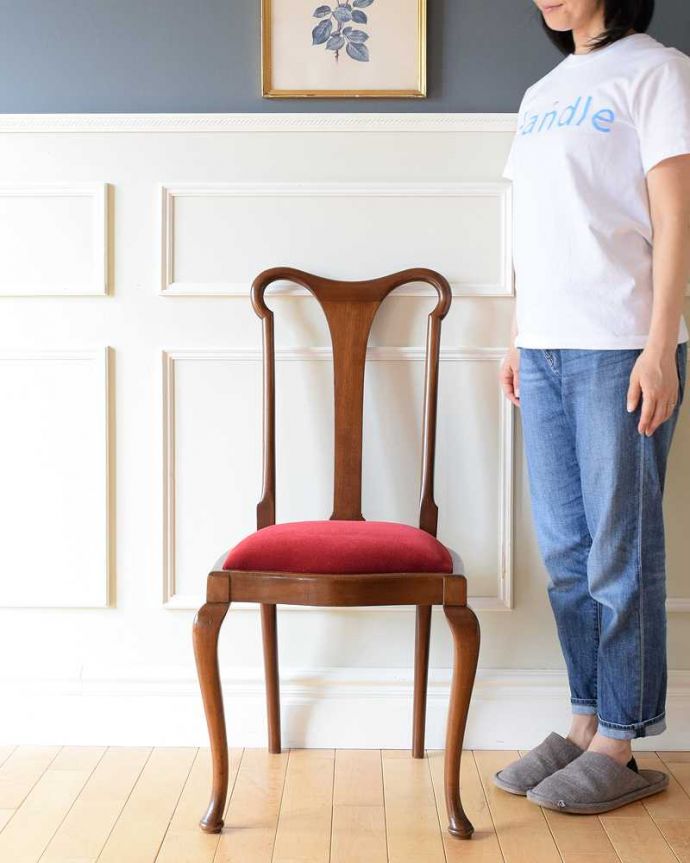 ダイニングチェア　アンティーク チェア　英国で見つけたアンティークチェア、細いラインが繊細で美しいクイーンアンチェア。アン女王時代に作られた英国の代表的な椅子クイーンアンチェアはそれまでの板座とは違って掛け心地がいいようにクッション性のある座面で作られた椅子です。(k-1456-c)