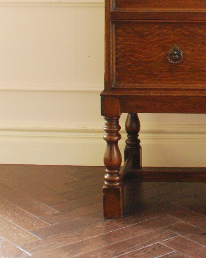 アンティークのチェスト　アンティーク家具　気軽に使える小さなアンティーク家具、オーク材を使った英国サイドチェスト。スッキリとした真っ直ぐの脚がしっかりとキャビネットを支えます。(k-1456-f)