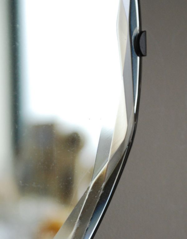 アンティーク カッティングミラー　アンティーク雑貨　イギリスで見つけたオーバルデザインのアンティークカッティングミラー。現代のミラーの倍くらいの厚みがあるんです。(k-1457-z)