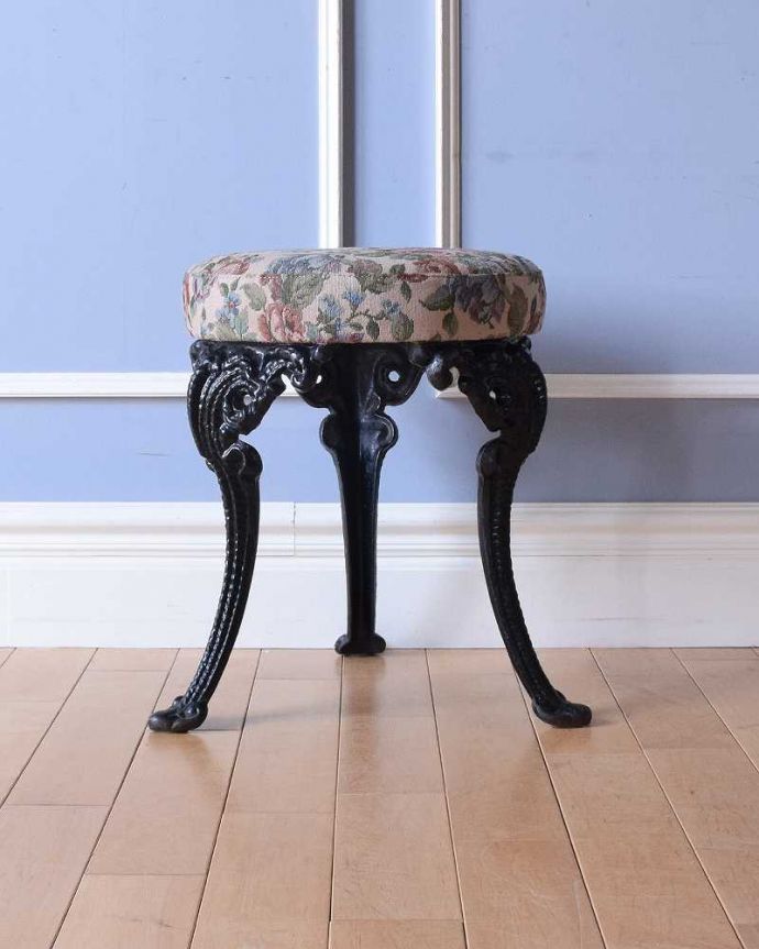 スツール・オットマン　アンティーク チェア　英国輸入のアンティーク椅子、アイアン脚のオシャレなスツール。360度、どこから見ても美しい脚もしっかり組まれているのがわかります。(k-1458-c)