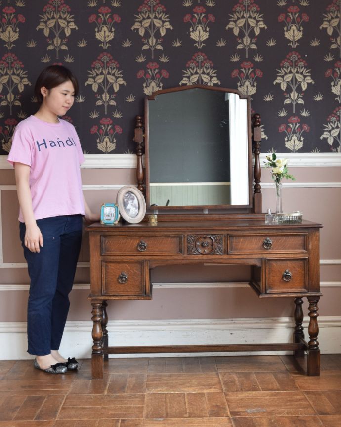 アンティークのドレッサー　アンティーク家具　英国のアンティーク家具、お花の彫りが美しいオーク材のドレッサー。ディスプレイを楽しんだり、化粧台にしたり。(k-1459-f)