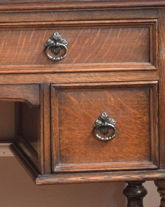 アンティークのドレッサー　アンティーク家具　英国のアンティーク家具、お花の彫りが美しいオーク材のドレッサー。リングタイプの取っ手は台座のデザインもお花になっています。(k-1459-f)